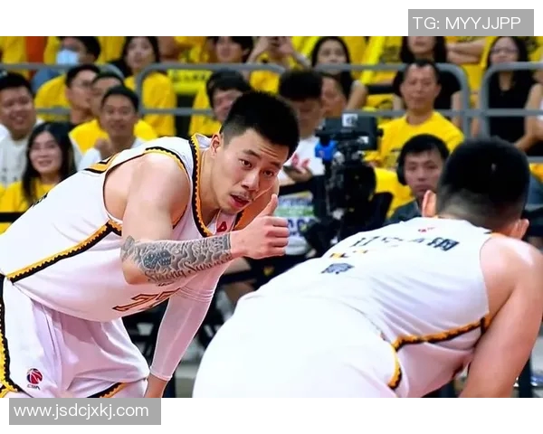 CBA广东队与辽宁队激战正酣赛场精彩瞬间回顾与分析
